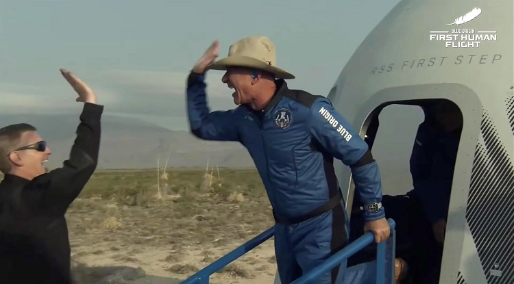 La cápsula espacial con Jeff Bezos a bordo aterriza exitosamente en la Tierra