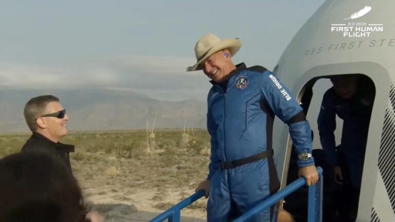 Jeff Bezos vuelve a la tierra tras alcanzar el espacio en un cohete de Blue Origin