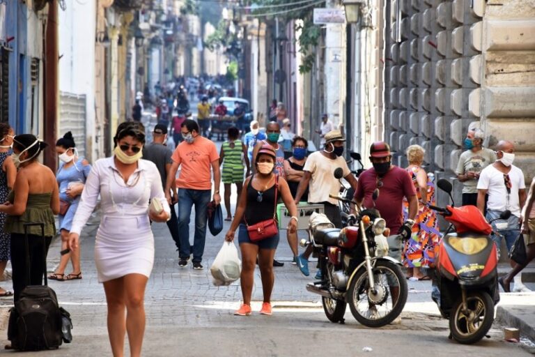 Cuba reporta nuevos récord diarios con 8.854 casos de covid-19 y 80 muertos