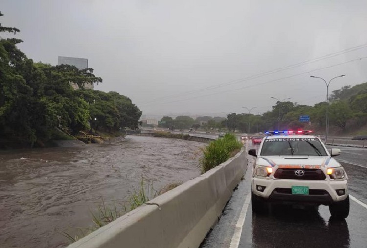 Lluvias inundan Caracas, alertan que el río Guaire está por desbordarse (Vídeo)
