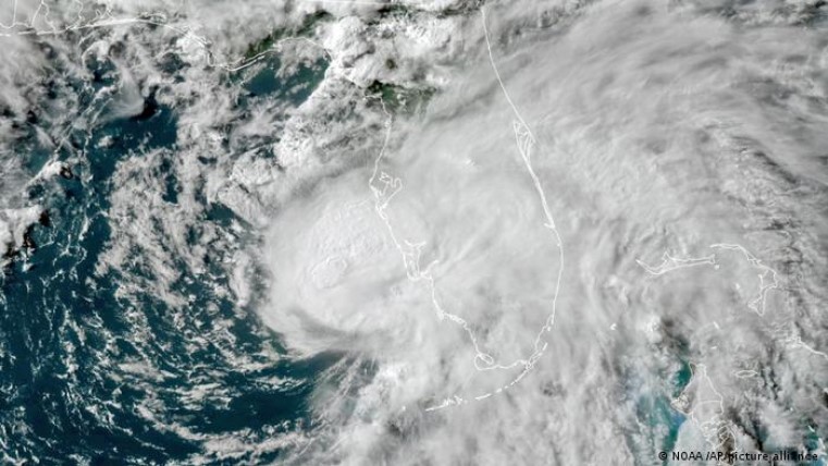 Elsa pierde categoría de huracán antes de tocar tierra en Florida