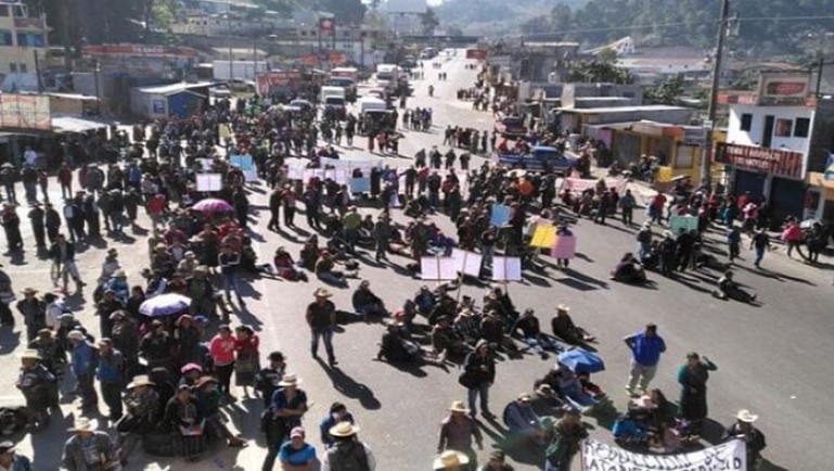 Guatemaltecos bloquean carreteras y exigen la renuncia del presidente y la fiscal