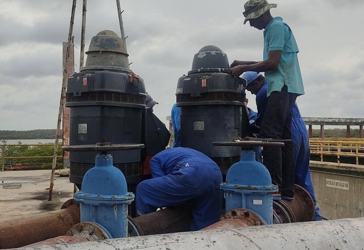 Hidrofalcón instala dos bombas de agua en planta potabilizadora Tacarigua
