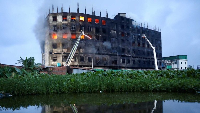 Incendio en una fábrica de Bangladesh deja más de 50 muertos y decenas de heridos