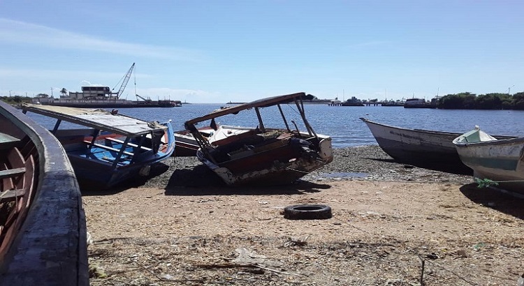 Rescatan a 10 pasajeros de un peñero que naufragó en Araya