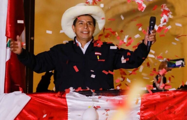 Pedro Castillo asume la presidencia de Perú