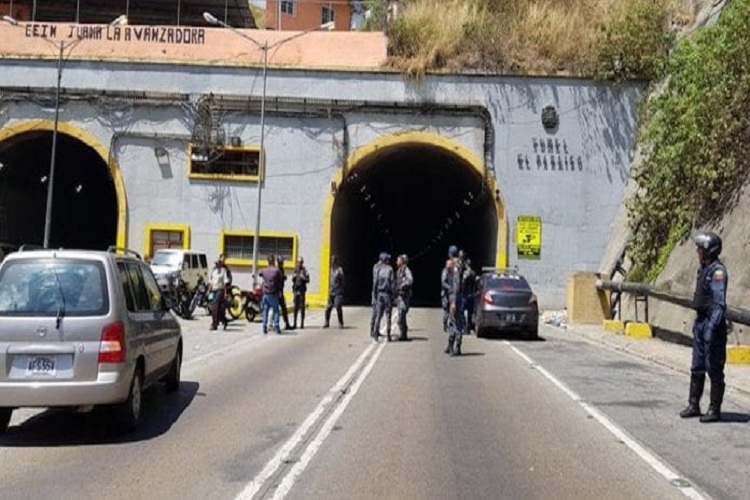 Un fallecido y 112 personas atrapadas en túnel de El Paraíso (+Videos)