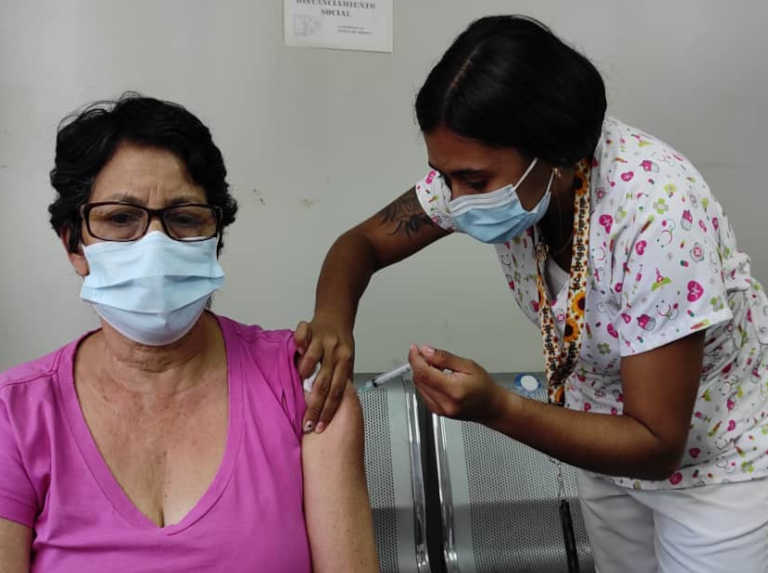 El 39% de la población latinoamericana está completamente vacunada, según la OPS