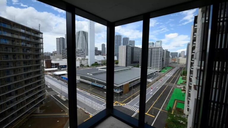 La Villa Olímpica de Tokio 2020 abre con discreción a diez días de los Juegos