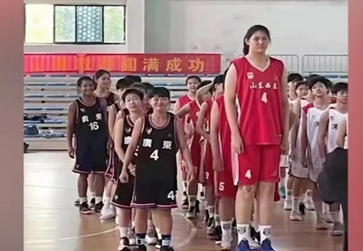 La nueva Yao Ming: Niña de 14 años mide 2,26 metros (video)