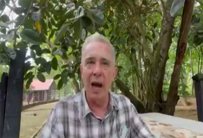 Álvaro Uribe envía mensaje a cubanos: “La dictadura afecta la capacidad creativa del ser humano”