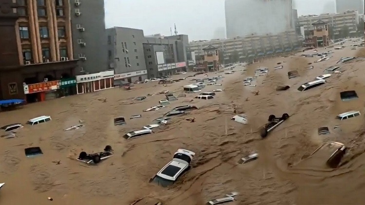 Fuertes lluvias provocan inundaciones y dejan bajo el agua al Metro en China (video)