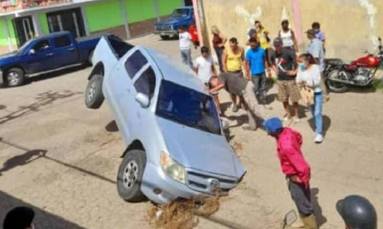 Mega hueco se traga camioneta en Coro