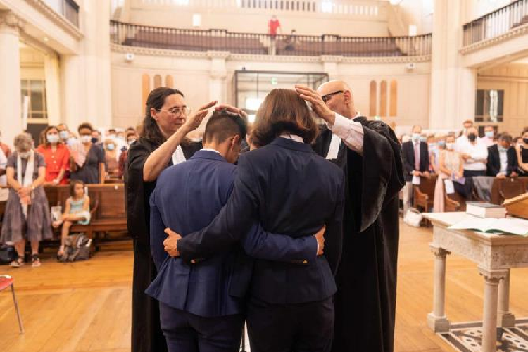 Iglesia protestante de Francia celebra la primera boda de pastoras lesbianas