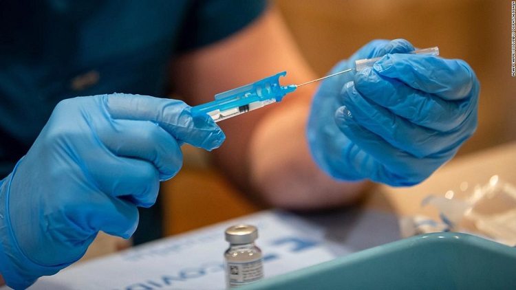 Las personas no vacunadas son ‘fábricas de variantes’, dice un experto en enfermedades infecciosas