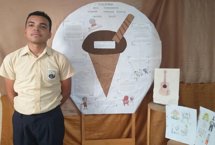 Joven con condición especial culmina secundaria con éxito en institución regular