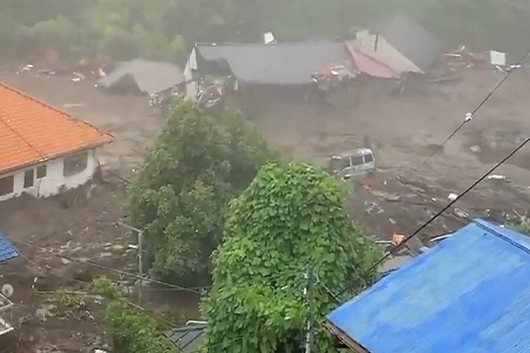 20 desaparecidos y al menos 10 casas destruidas tras un gran deslizamiento de tierra en Japón