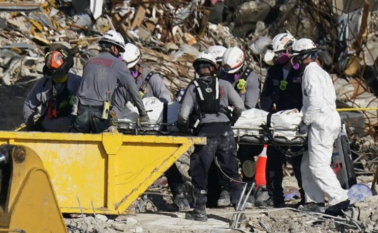 Extraen tres cuerpos más de los escombros del edificio en Surfside