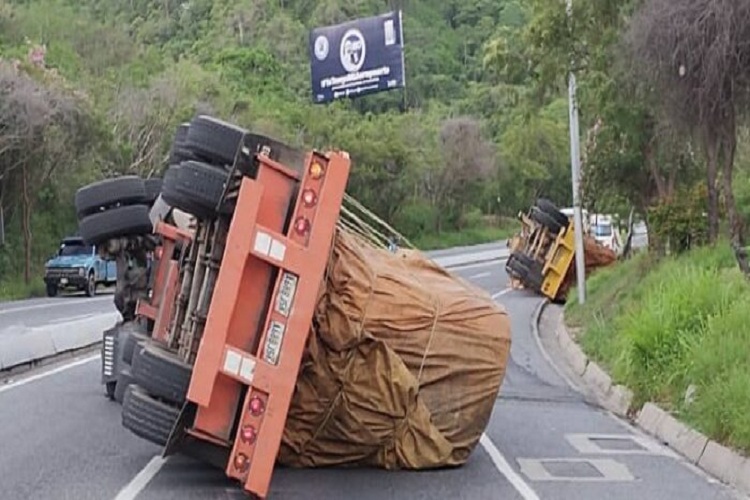 Tres gandolas volcaron en la autopista Caracas- La Guaira