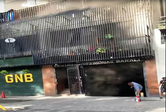 Incendio en Centro Profesional Baralt causa pánico en Caracas