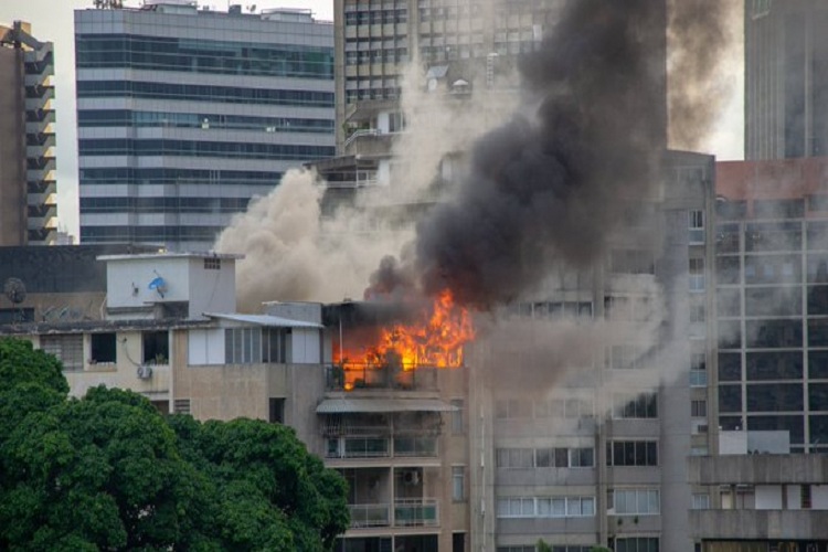 Caracas: Registran incendio en el penthouse del edificio Estoril Palace