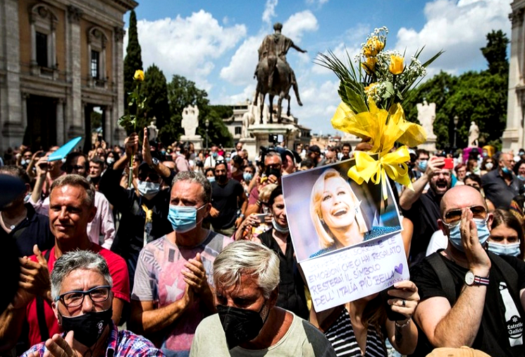 Cientos de personas siguen el funeral de Raffaella Carrà en Roma