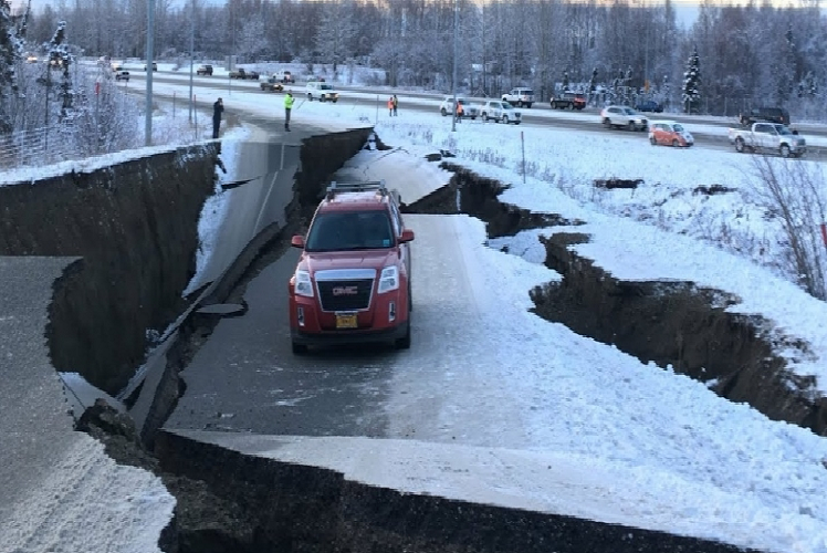 Videos del movimiento causado por el fuerte terremoto de 8.2 en Alaska