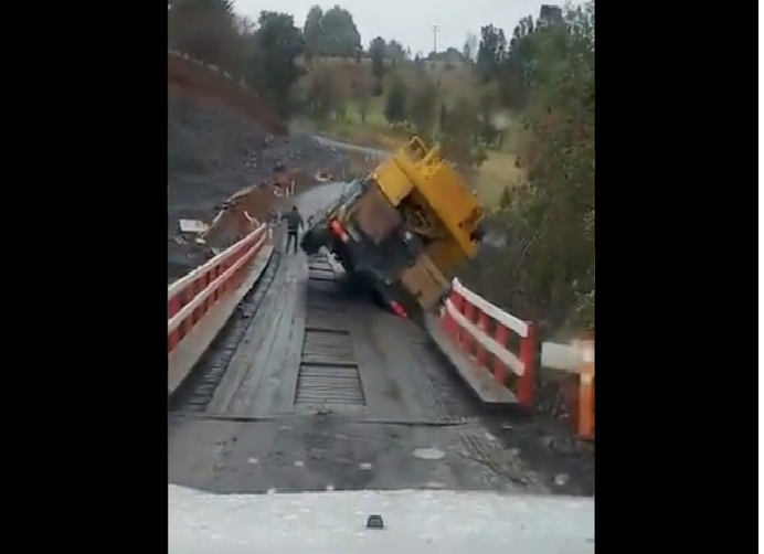 Camión grúa cayó a un río en Chile: Conductor y acompañante salieron ilesos