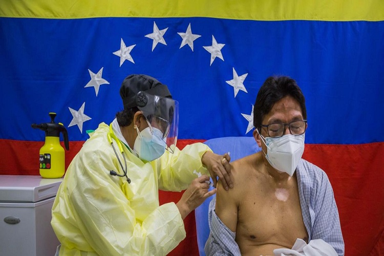 Población mayor de 18 años: Maduro asegura que el país alcanzó el 100 % de  vacunados contra el covid-19