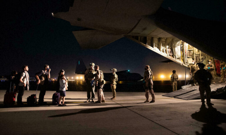 Estados Unidos evacuó a 1.200 personas de Kabul