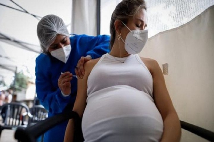 Las embarazadas toleran bien la vacuna contra el Covid-19, afirma un estudio