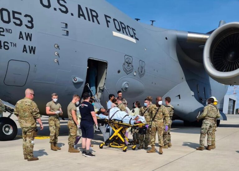 Una afgana da a luz a bordo de un avión militar estadounidense de evacuación