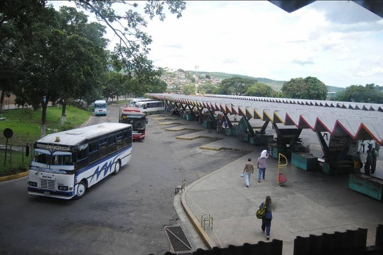 Dos adolescentes fueron engañadas y abandonadas en el Terminal de Valera