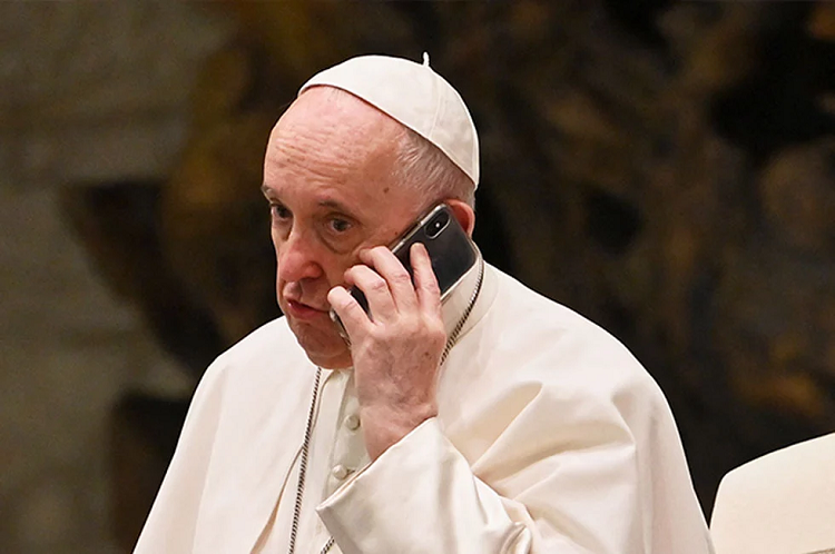 Papa Francisco intriga con una misteriosa llamada telefónica en público