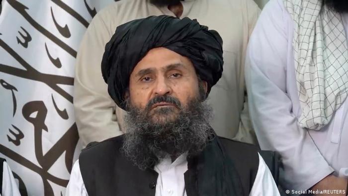 El líder del Talibán llega a Kabul para designar mandos y formar Gobierno