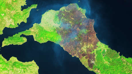 Impactantes imágenes satelitales que muestran la magnitud de los incendios forestales en Grecia