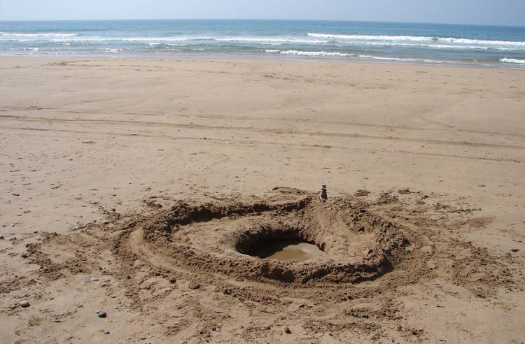 Niño murió enterrado en el propio hueco que cavó mientras jugaba en la playa