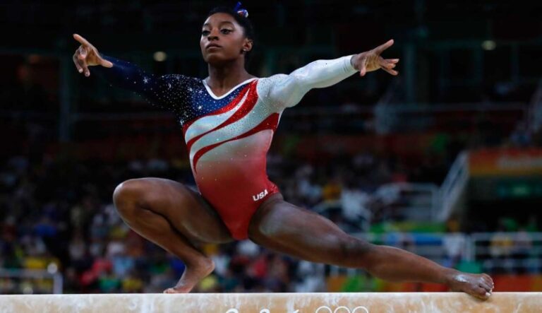 Biles regresa a la competición con un bronce en barra