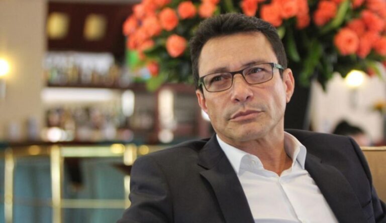 Gobernador colombiano abandona el país y denuncia plan para asesinarlo
