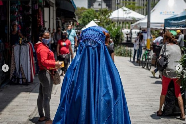 Mujer usó burka en calles de Medellín y así reaccionaron