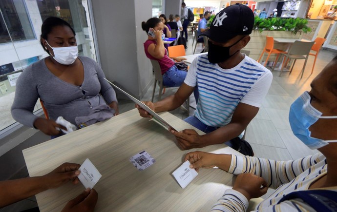 Colombia: Centros comerciales ofrecen descuentos a los vacunados presentando el carnet anticovid