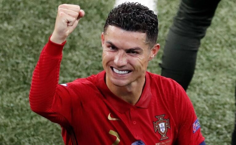 Cristiano Ronaldo recibe premio por récord de goles
