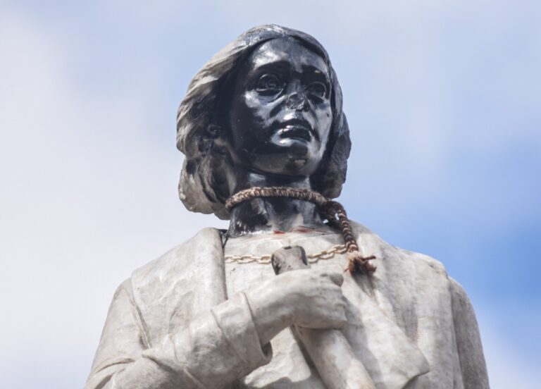 Con la soga al cuello y el rostro pintado de negro dejaron estatua de Cristóbal Colón en Bolivia (Fotos)