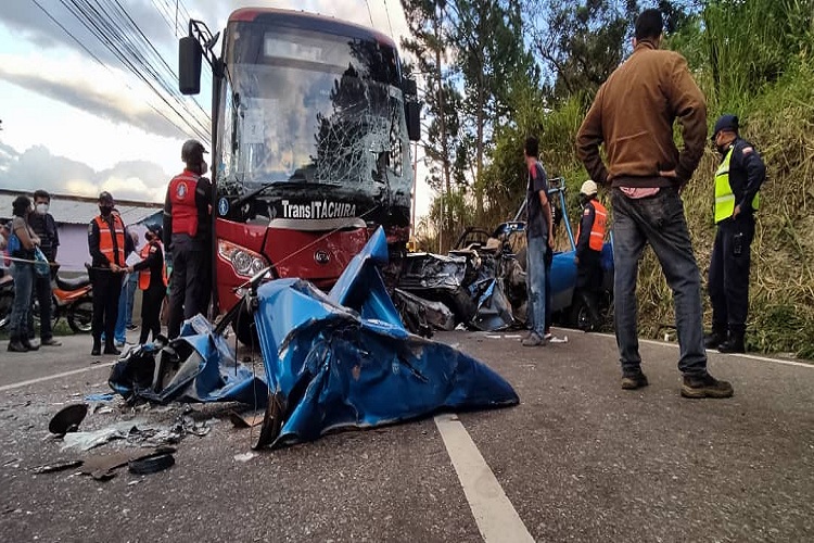 Seis fallecidos y tres lesionados dejó fatal accidente de tránsito en Táchira (+Lista)
