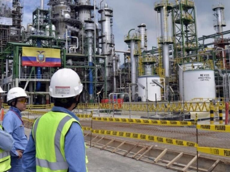 Ecuador aspira a duplicar su estancada producción petrolera en cuatro años