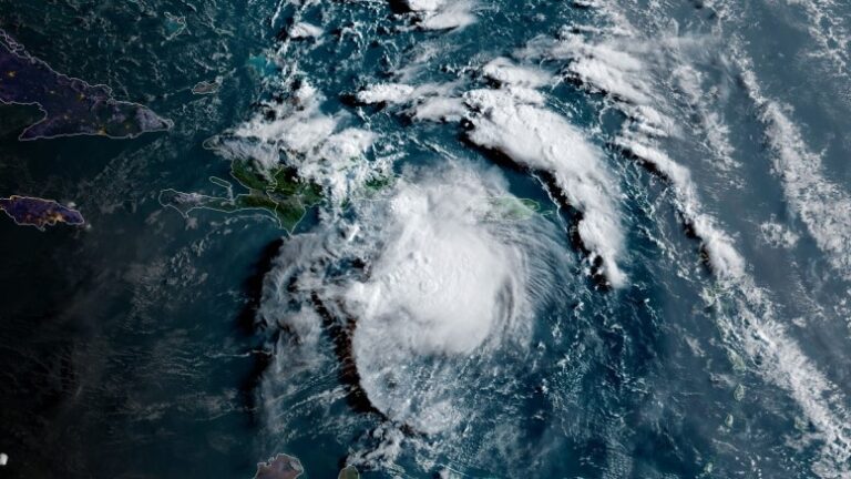 La depresión tropical Fred se desplaza cerca del oriente de Cuba