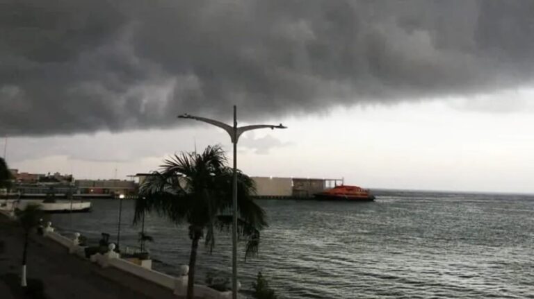 El huracán Grace se fortalece rumbo a la península de Yucatán, en México