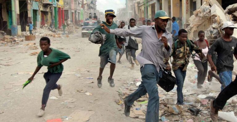 Haití supera un millar de muertos por el terremoto