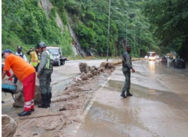 Lluvias ocasionan deslizamiento de rocas en autopista Valencia-Puerto Cabello