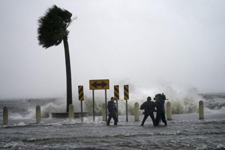 El huracán Ida se frena y aumenta su peligrosidad en su avance por Luisiana